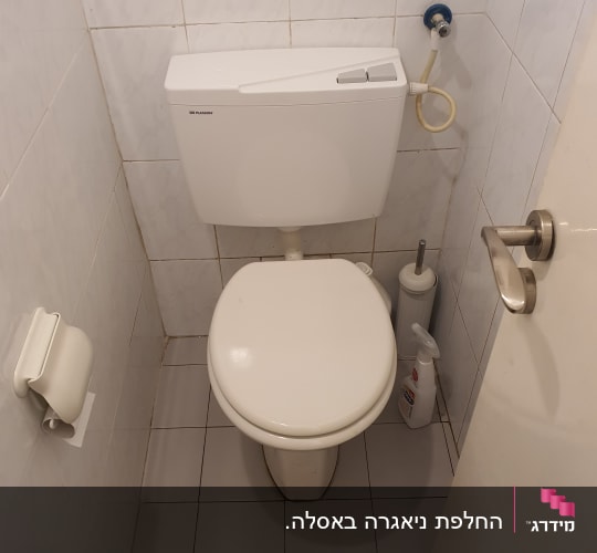 אסלה עם מיכל הדחה וצינור מים